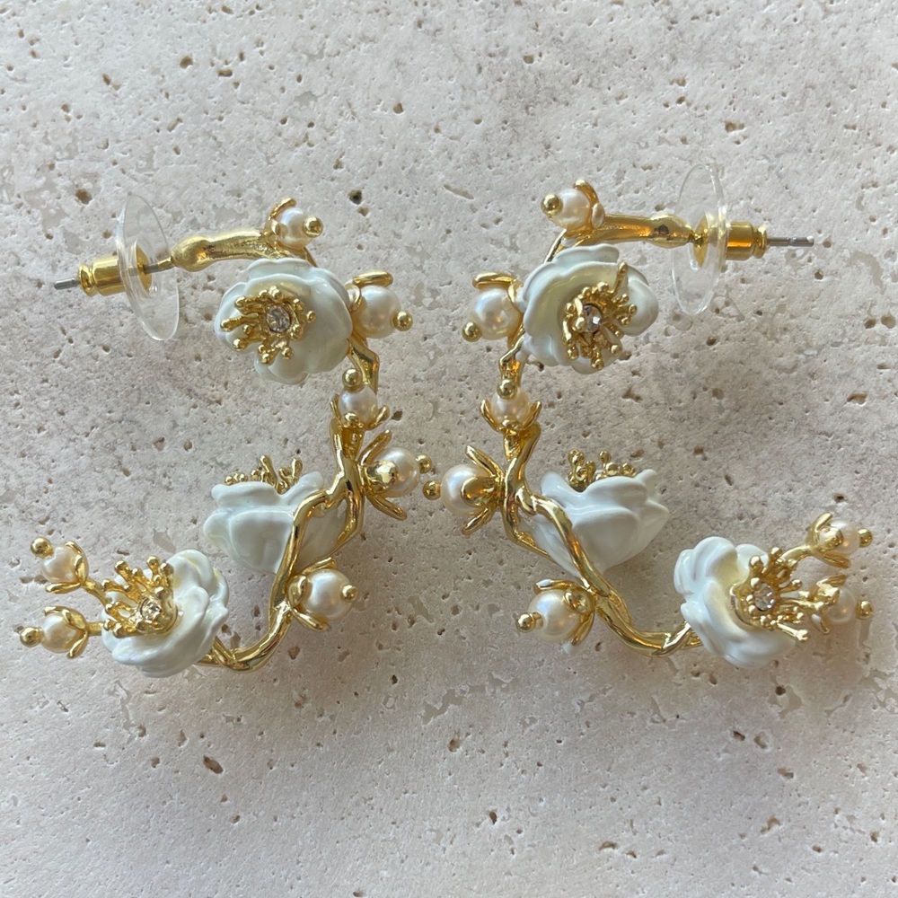 Les NEREIDES Elegant Gold and Cream Floral Earrings